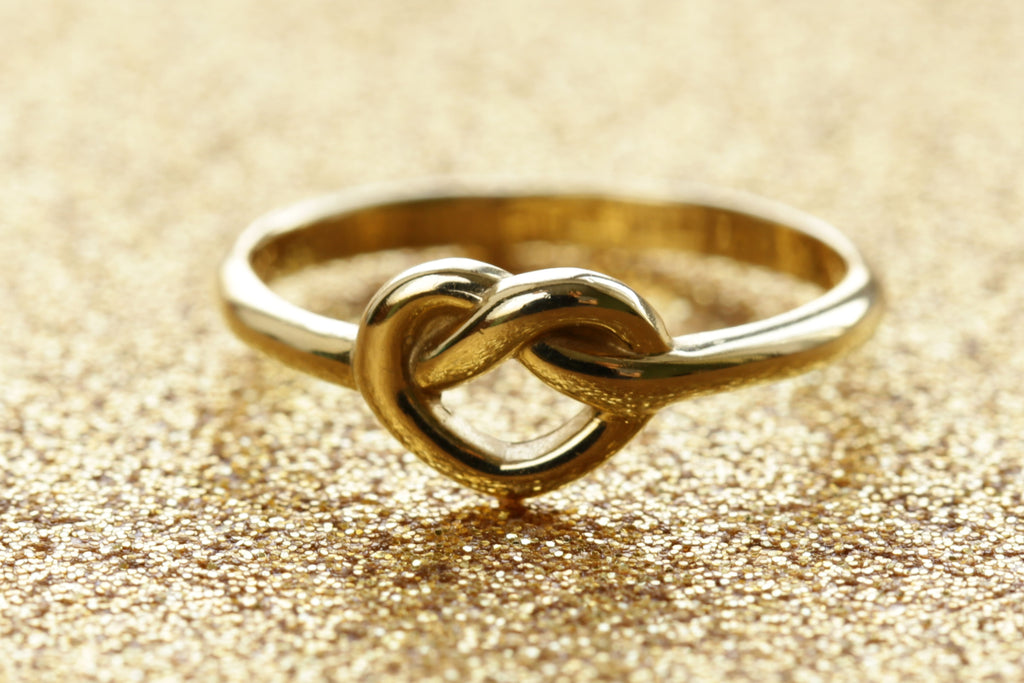 La importancia de regalar anillos de oro para mujer en el 2023