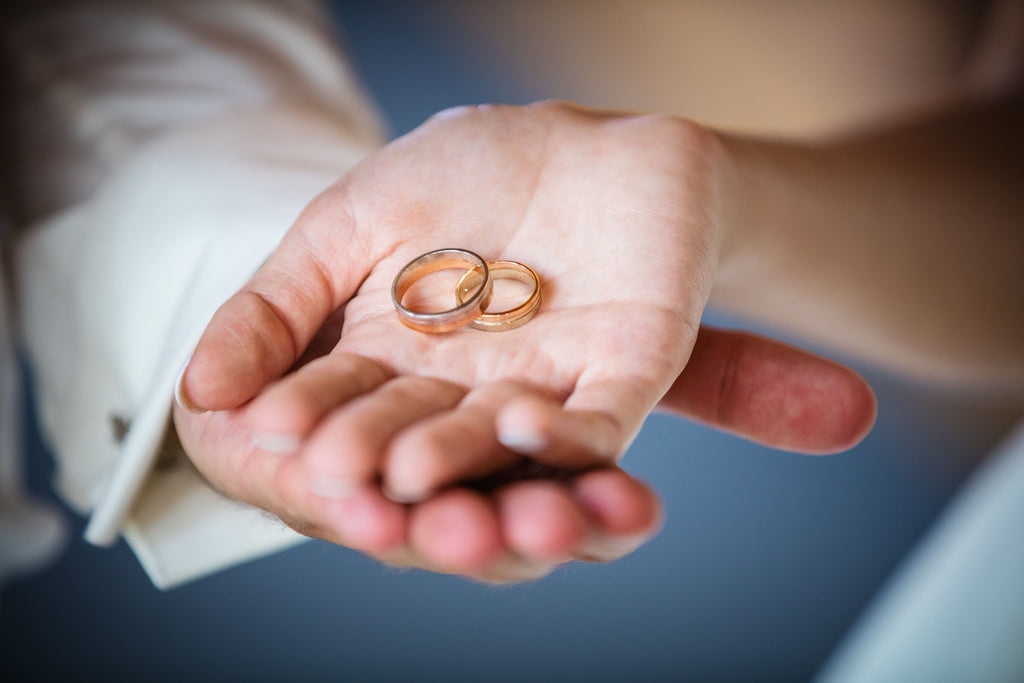 ¿Cómo reconocer la autenticidad de los anillos de matrimonio de oro?