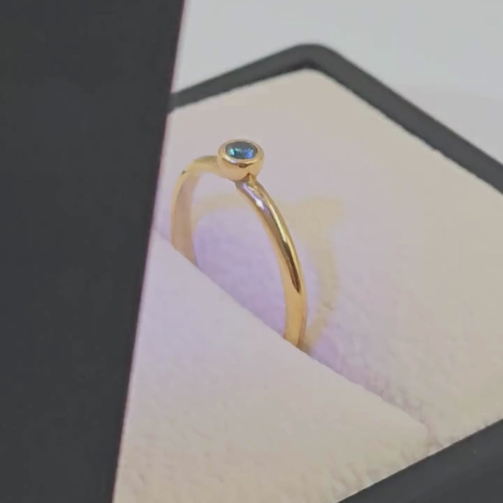 Anillo de Compromiso "Blue" en oro de 18K con diamante azul - Peruviana Joyas