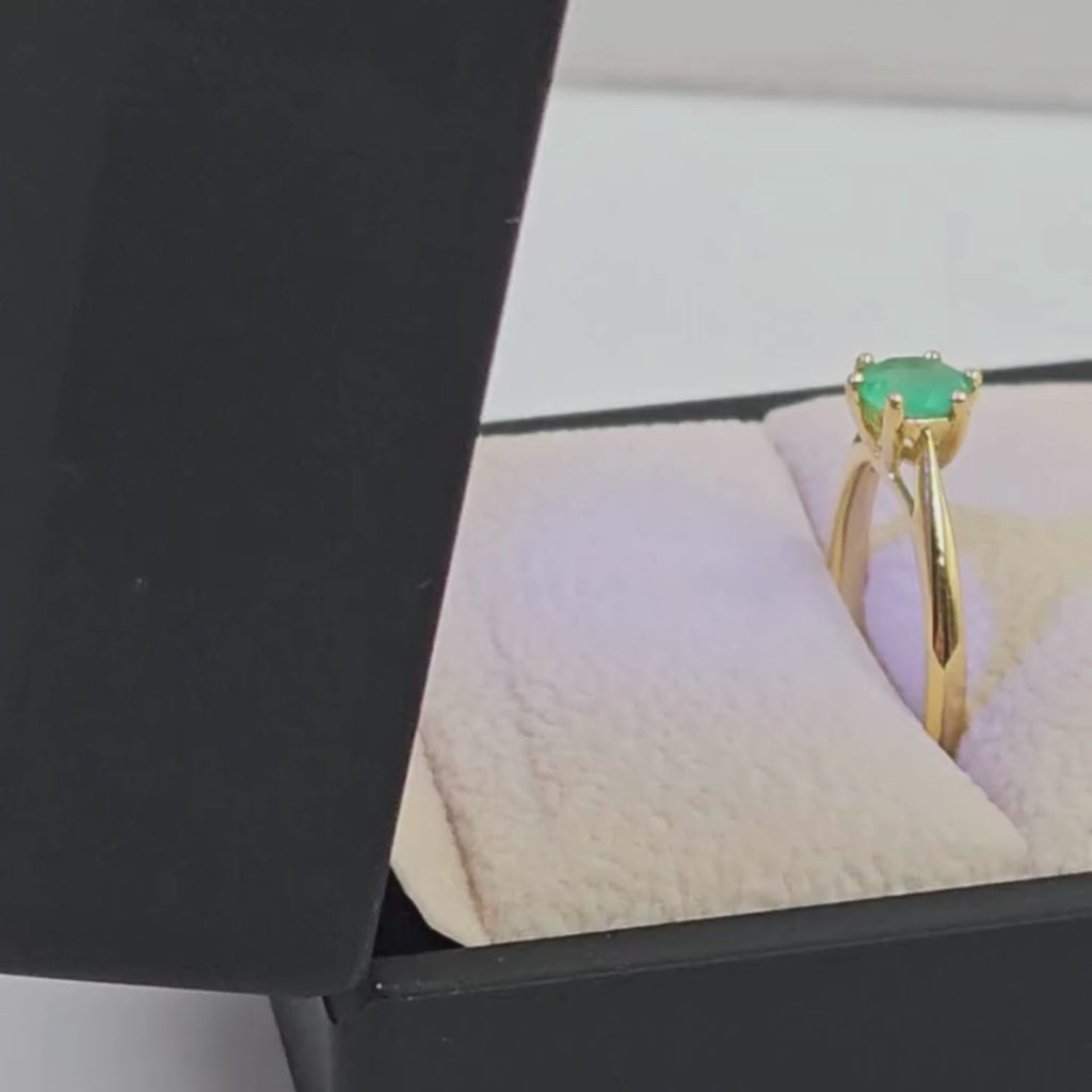 Anillo de compromiso "Destello Verde" en oro de 18K con esmeralda - Peruviana Joyas