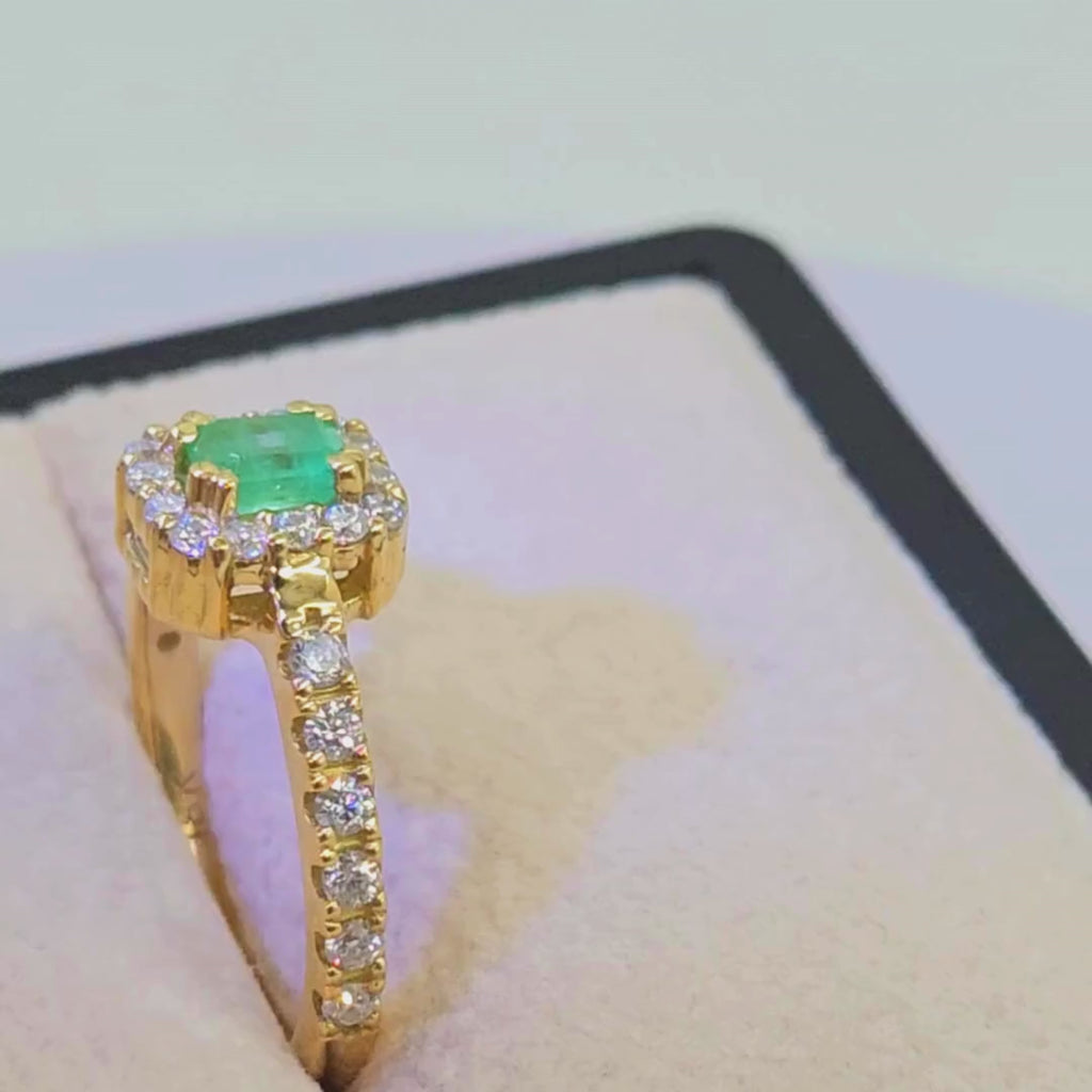 Anillo de Compromiso "Princess" en oro amarillo de 18K con esmeralda - Peruviana