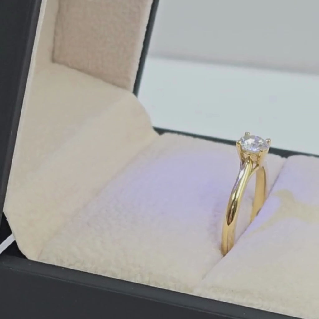 Anillo de Compromiso en oro amarillo de 18K con moissanita - Peruviana Joyas