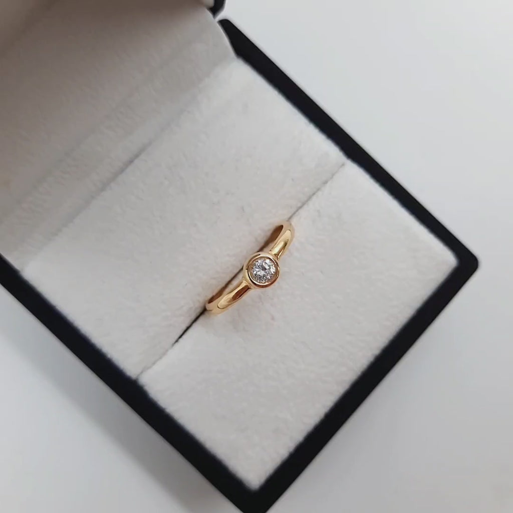 Anillo de compromiso "Mi Mundo" en oro amarillo de 18K - Peruviana Joyas